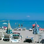 호텔 Attika Beach