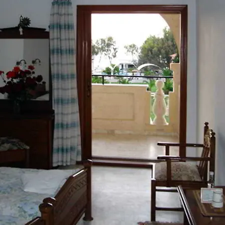 מלון Attika Beach 4*